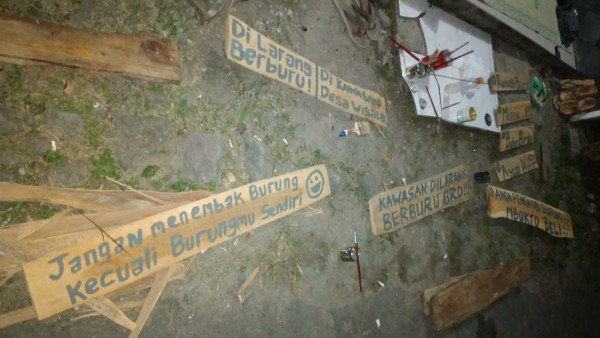 Kampung KB Sengir_Wisata Bukit Teletubbies Sengir_Membuat Tulisan Himbauan Pengunjung 