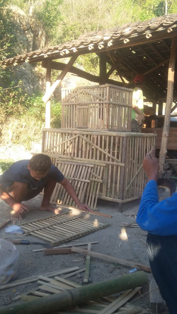 Kampung KB Sengir_Kegiatan Warga Dusun Sengir_Gotong Royong Pembuatan Kandang Ayam Pemuda