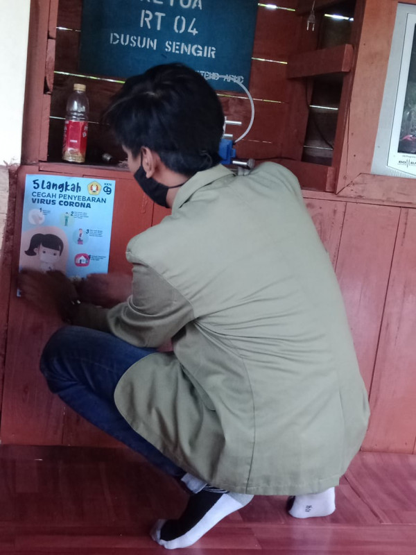 Kampung KB Sengir_KKN UPN_Pemasangan Sticker Cegah Covid-19