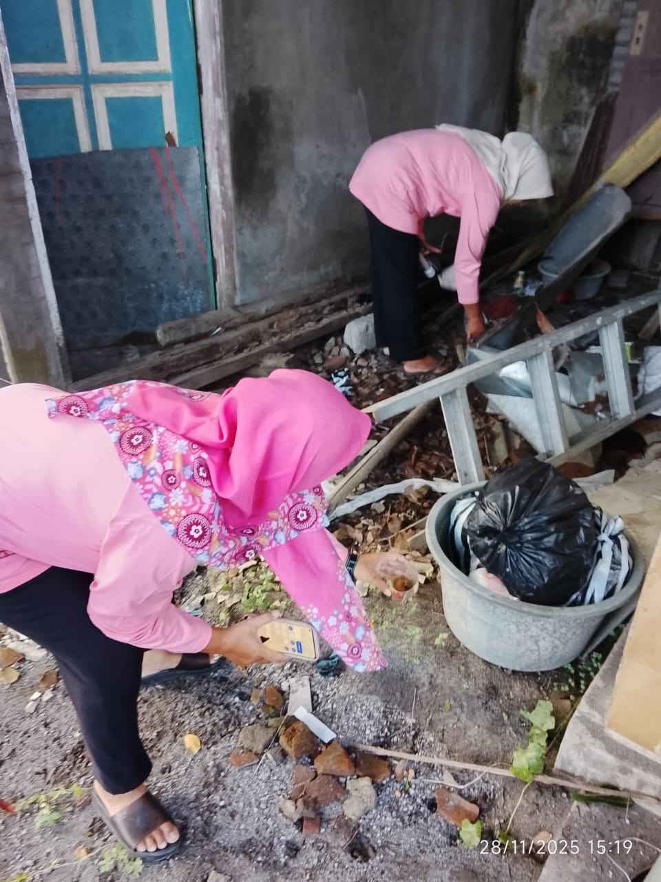 PEMBERANTASAN JENTIK JENTIK NYAMUK DI PADUKUHAN SAWO