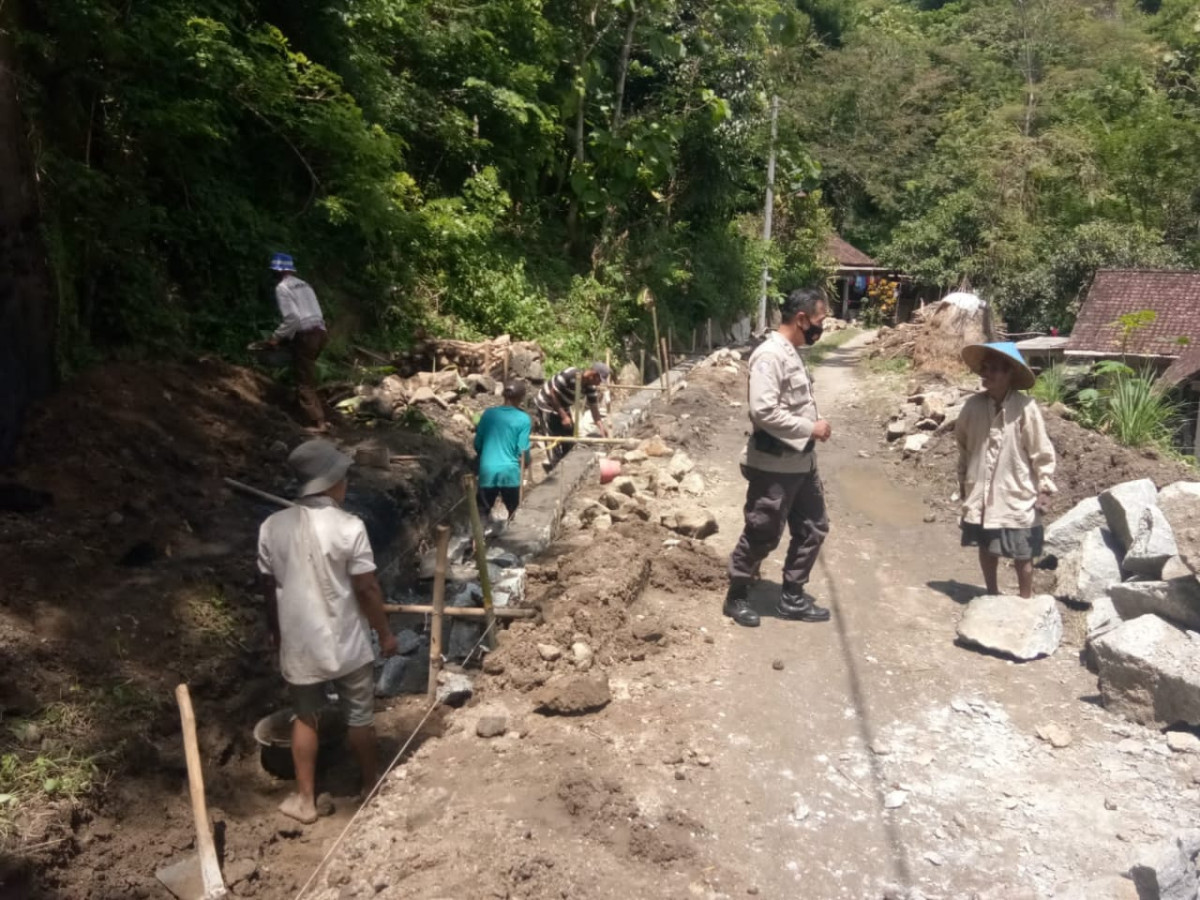 Proses pembuatan drainase oleh warga dusun watugudeg RT 02 Kalinongko Kidul