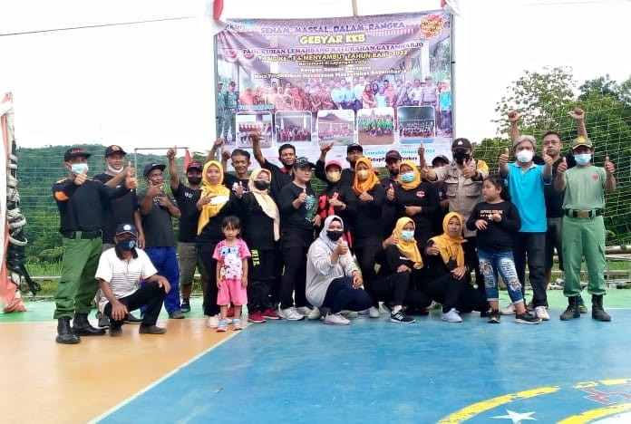 foto panitia senam massal gebyar KKB Padukuhan Lemahbang bersama Lurah, Babin, dan Linmas Gayamharjo