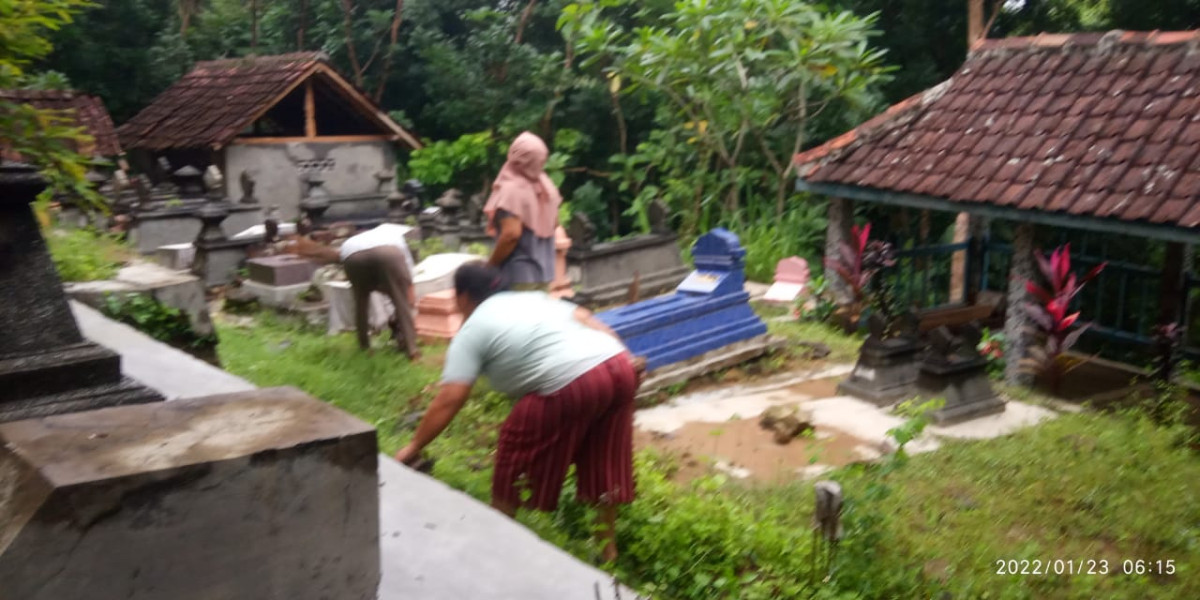 Gotong royong membersihkan lingkungan makam Punthuk Sangiran