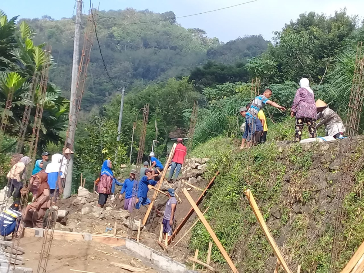 Gotong Royong Perbaikan Talud Jalan Kampung Dadap Padukuhan Kalinongko Lor