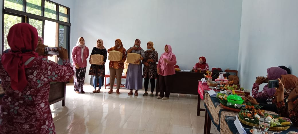 Penerimaan hadiah lomba memasak menu balita.  Juara 1 Padukuhan Kalinongko Lor, juara 2 Padukuhan Jontro, juara 3 Parangan Padukuhan Gayam