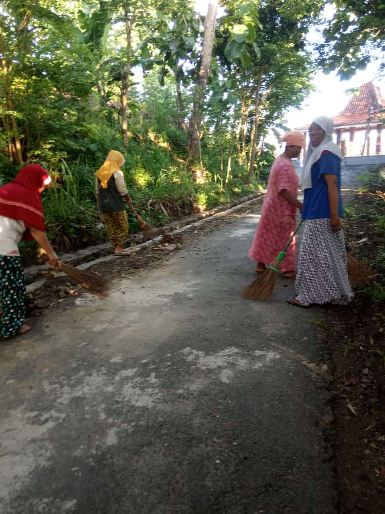 Gotong Royong Membersihkan Lingkungan Padukuhan Kalinongko Lor