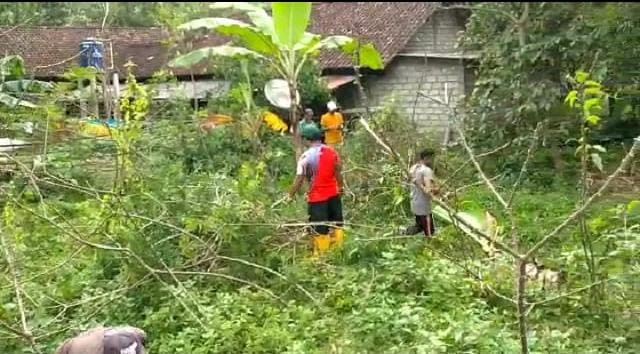 Gotong Royong Persiapan Pembangunan Masjid Parangan