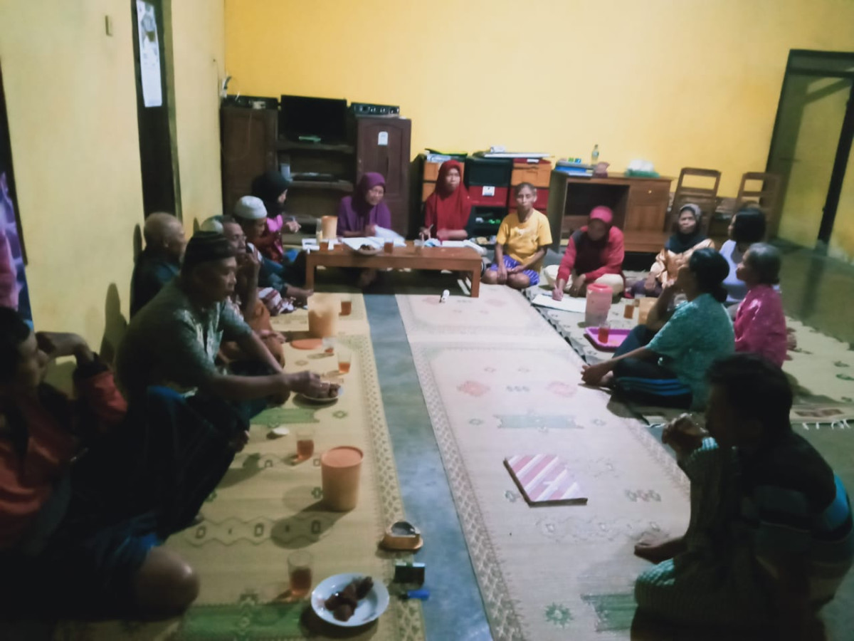 Pertemuan rutin arisan koperasi Dusun Nawung