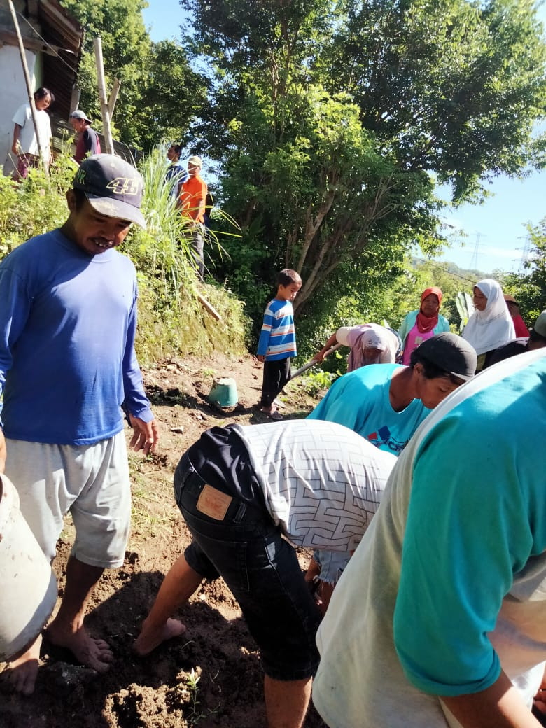Gotong Royong Membersihkan Tanah Longsor Padukuhan Kalinongko Lor