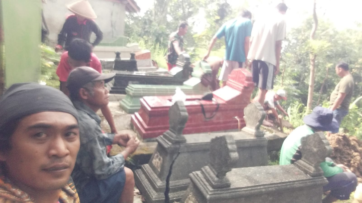Gotong Royong Menggali Makam RT 002 Padukuhan Kalinongko Lor