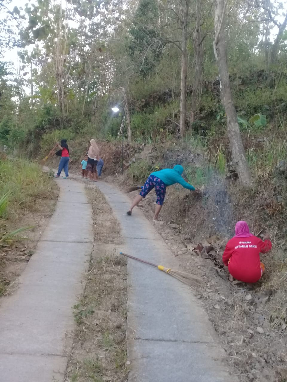 Gotong Royong Membersihkan Lingkungan RT 002 Padukuhan Kalinongko Lor