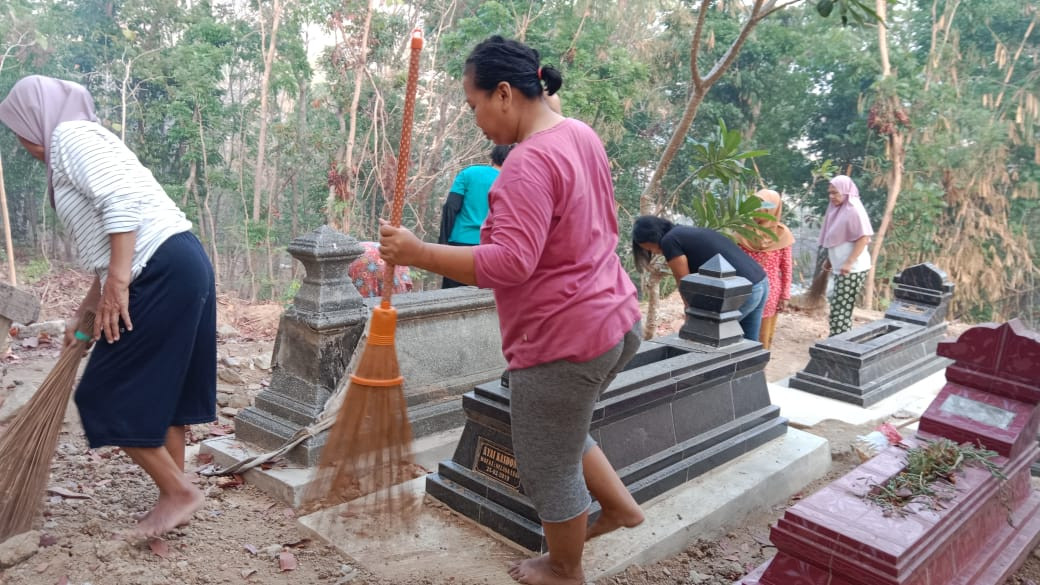 Gotong Royong Membersihkan Lingkungan RT 04 Padukuhan Kalinongko Lor di Makam Punthuk Sangiran