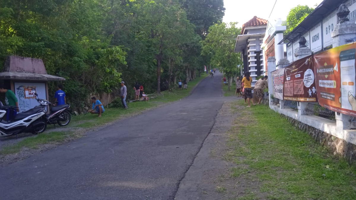Gotong Royong membersihkan bahu jalan di Padukuhan Jali