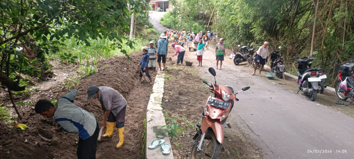 Gotong Royong Memperbaiki Jalan Amblas di RT 06 Padukuhan Kalinongko Lor