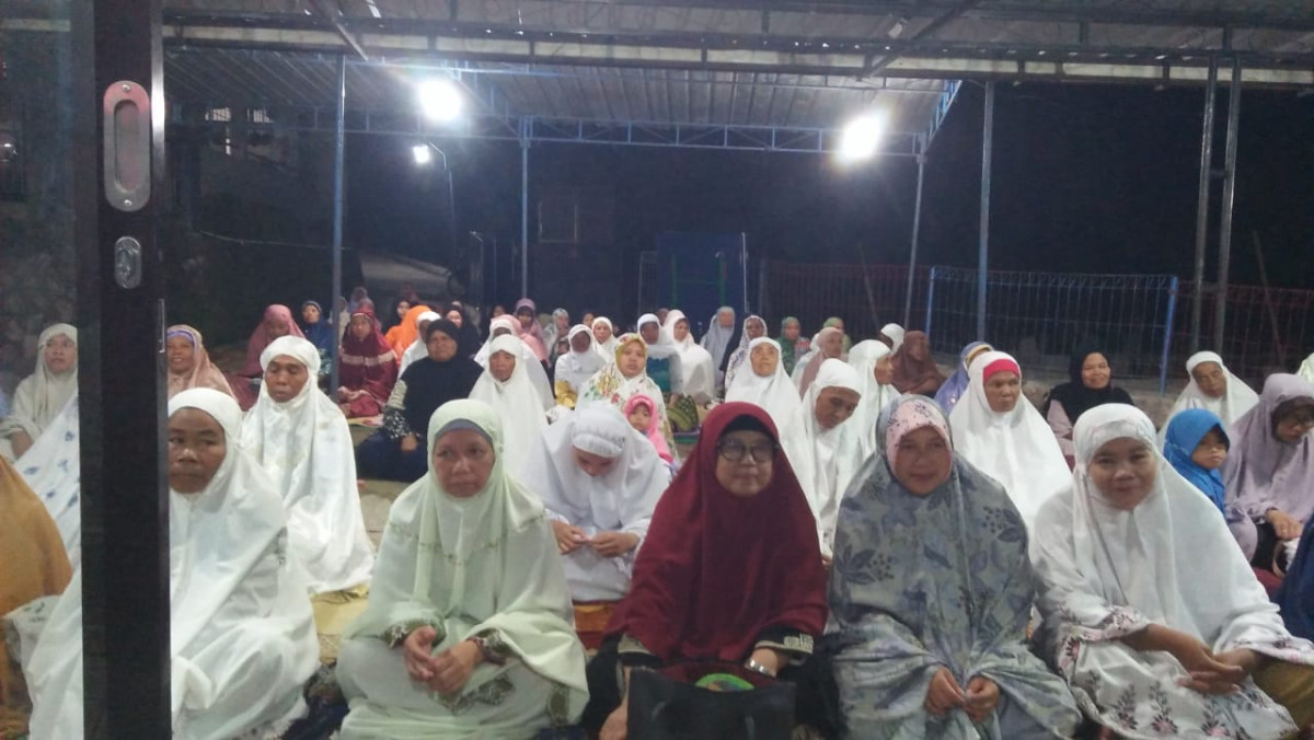 Jamaah Ibu-ibu peserta shalat tarawih