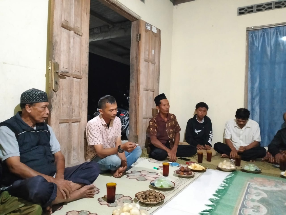 Kegiatan arisan bapak" dusun kalinongko kidul