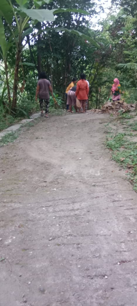 Kegiatan gotong royong menyapu dusun Lemahbang RW 08