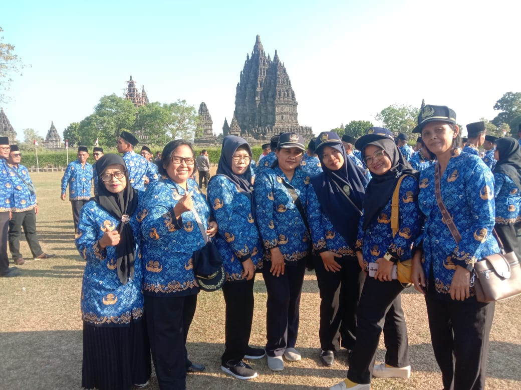 Pamong mengikuti Upacara HUT RI di Lapangan Shiwa TWC Prambanan