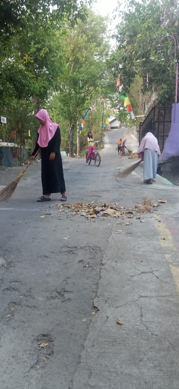 Gotong Royong Membersihkan Lingkungan RT 06 Padukuhan Kalinongko Lor