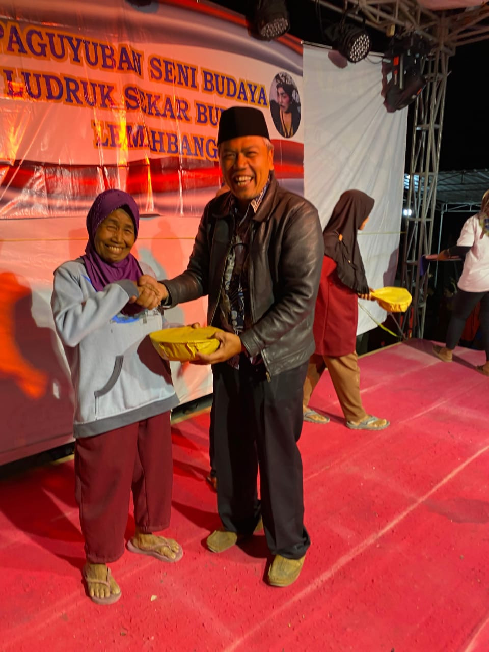 Kegiatan pembagian hadiah lomba lansia