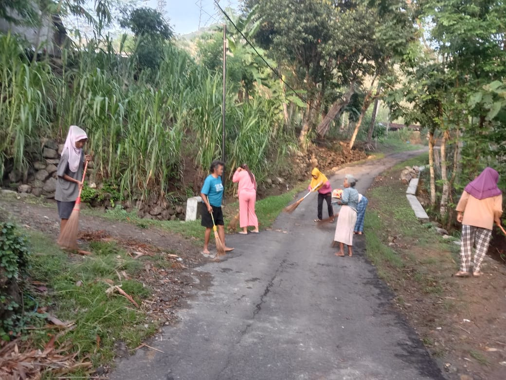 Gotong Royong Membersihkan Lingkungan RT 06 Padukuhan Kalinongko Lor