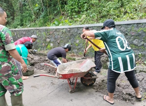 GOTONG ROYONG WARGA PADUKUHAN GAYAM