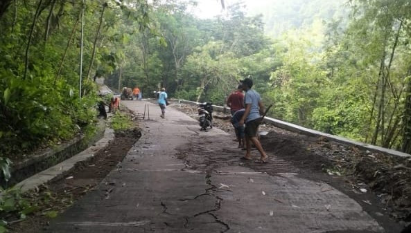 gotong royong pembersihan jalan