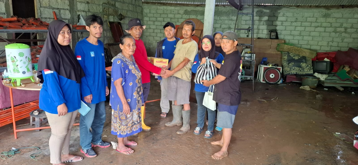 Pemberian Logistik Kepada Korban Bencana Tanah Longsor Warga Magirsari Oleh KSB SIAGAM Kalurahan Gayamharjo