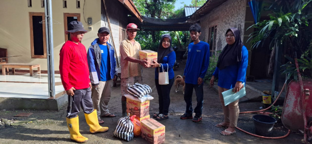 Pemberian Logistik Kepada Korban Bencana Tanah Longsor Warga Peleman Oleh KSB SIAGAM Kalurahan Gayamharjo