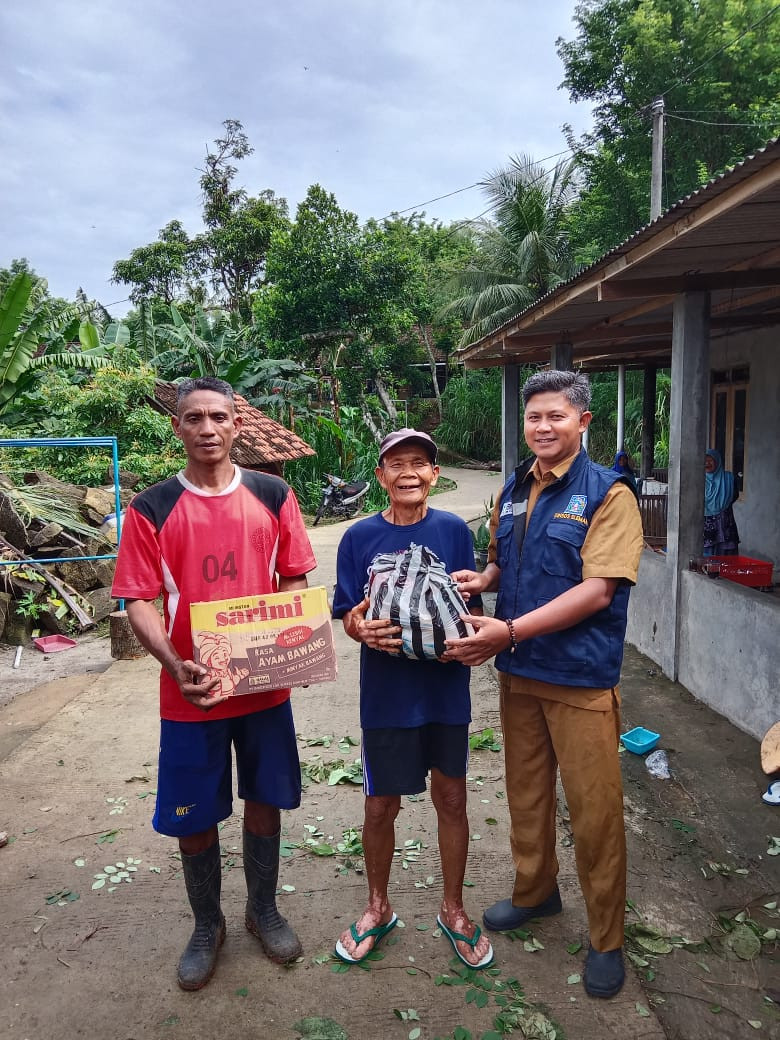 Pemberian Logistik Korban Bencana Pohon Tumbang di Padukuhan Lemahbang oleh KKB Siagam Gayamharjo