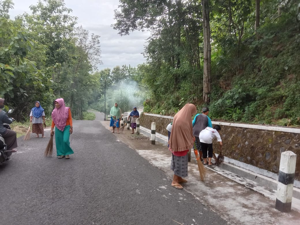 Gotong Royong Membersihkan Lingkungan RT 02 Padukuhan Kalinongko Lor