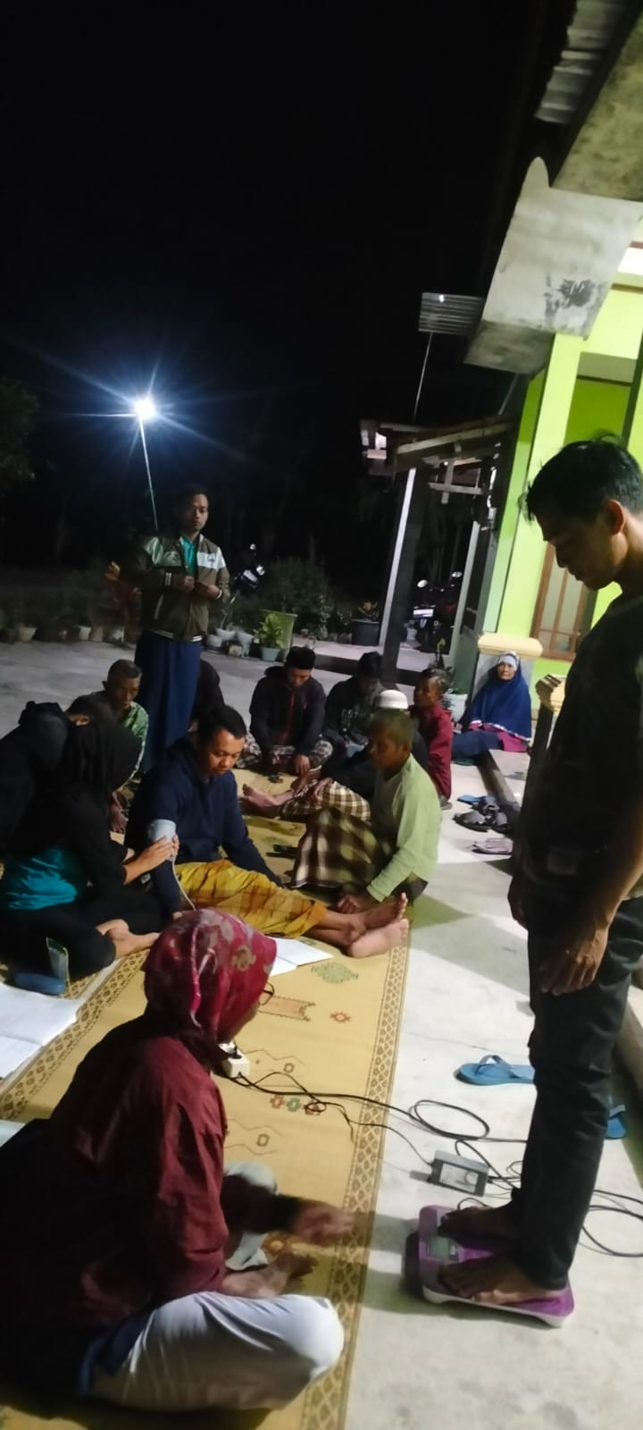 POSYANDU BAPAK-BAPAK BERBARENGAN DENGAN PERTEMUAN RUTIN SISKAMLING PARANGAN PADUKUHAN GAYAM