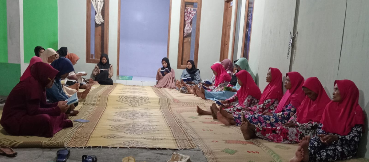 KEGIATAN PENGAJIAN RUTIN IBU-IBU DUSUN PARANGAN PADUKUHAN GAYAM