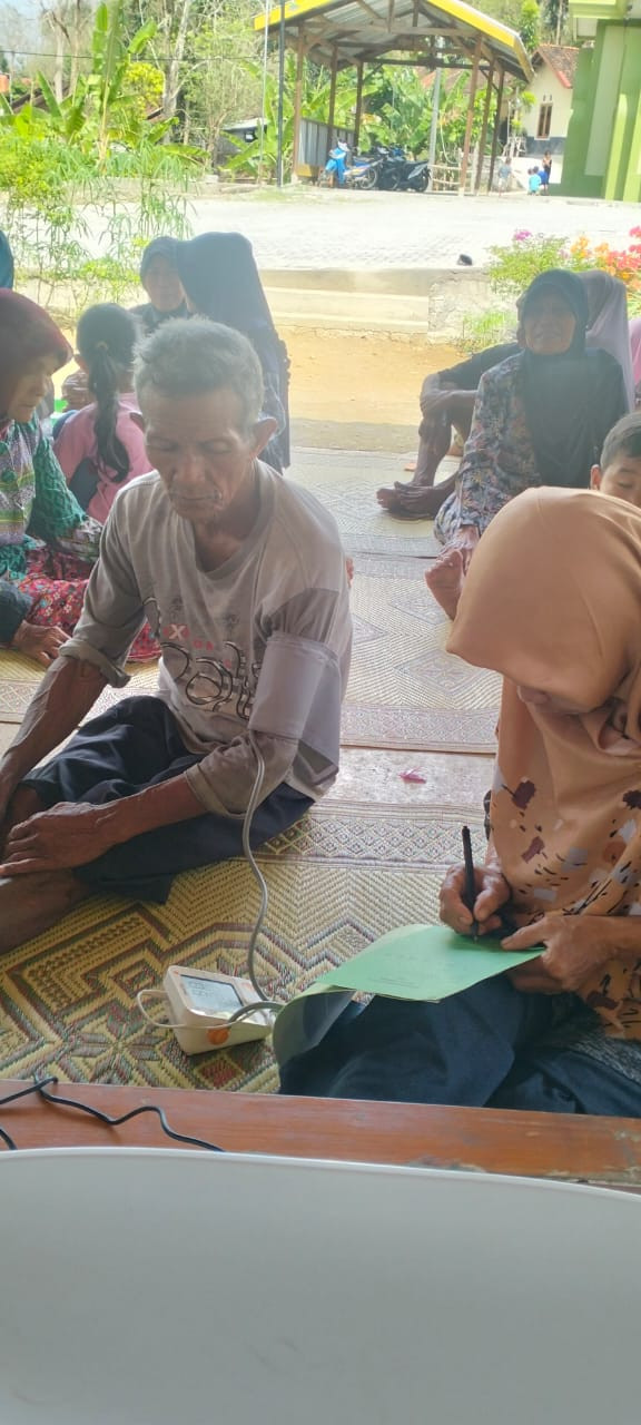 PENIMBANGAN LANSIA POSYANDU ALPUKAT PARANGAN PADUKUHAN GAYAM