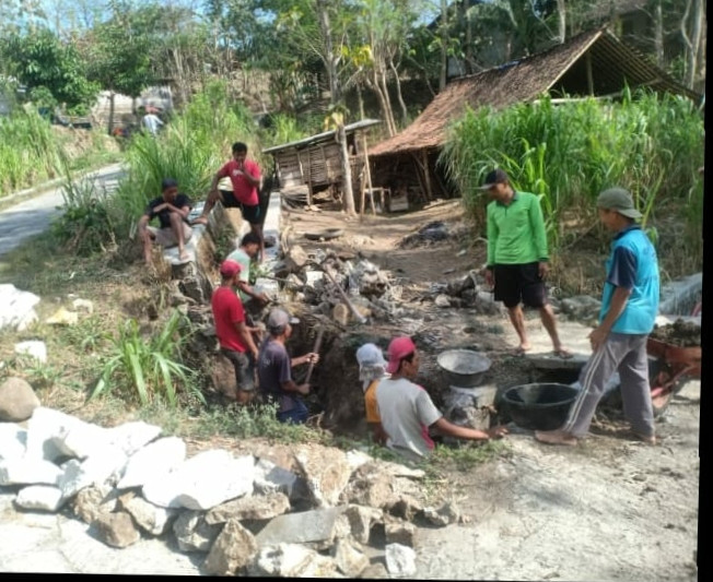 Legi gotong royong perbaikan drainase dusun kalinongko kidul