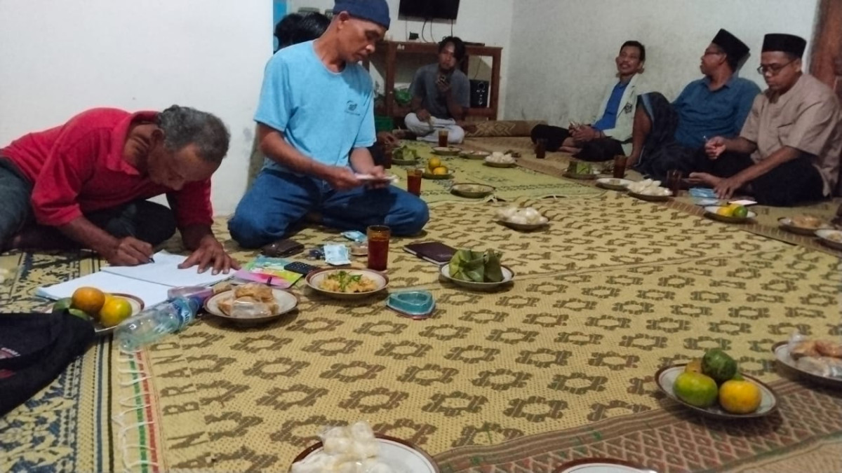 Arisan Bapak-bapak RT 04 RW 14 Padukuhan Kalinongko Lor