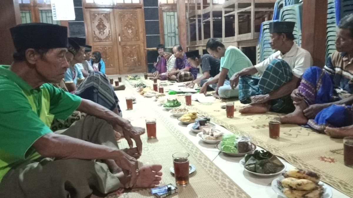 Arisan Bapak-bapak RT 05 RW 14 Padukuhan Kalinongko Lor