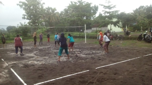 Latihan volly ibuk2  