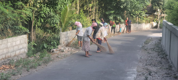 Ibu-ibu Dawis Anggrek menyapu Jalan Utama Dusun Sorasan sebelah Timur