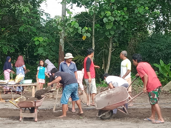 Gotong royong Perbaikan Lapangan Voly