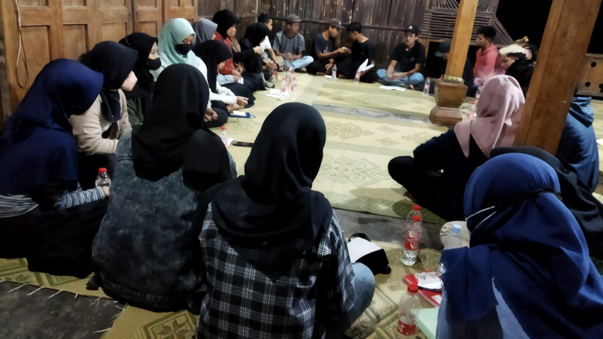 Malam keakraban dimulai dengan rapat