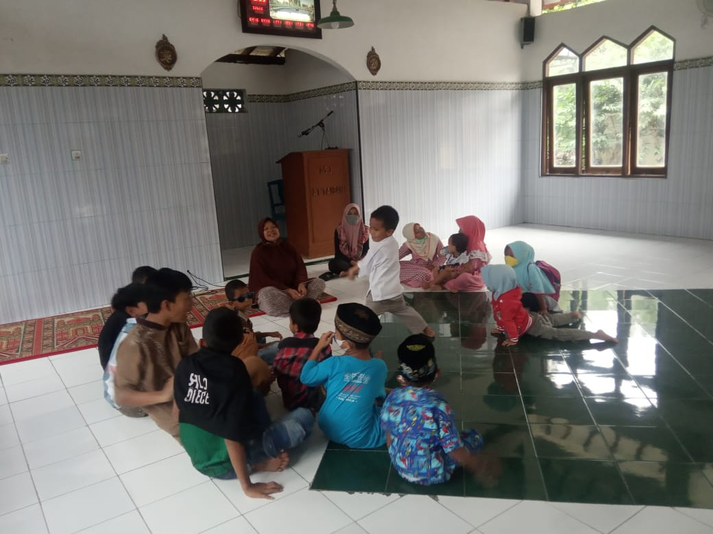 TPA RW 04 di masjid At Taubah Rogobangsan