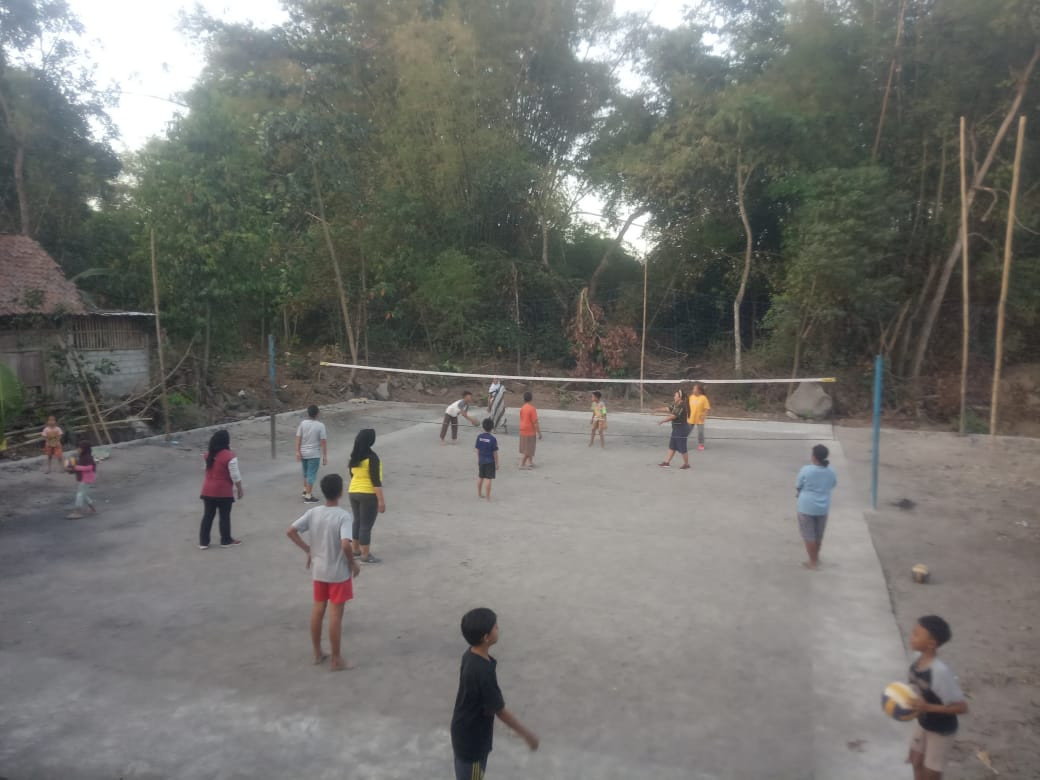 Latihan bola voli ibu dan pemuda Rogobangsan