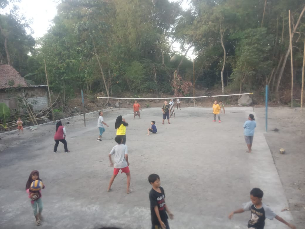 Latihan bola voli ibu dan pemuda Rogobangsan