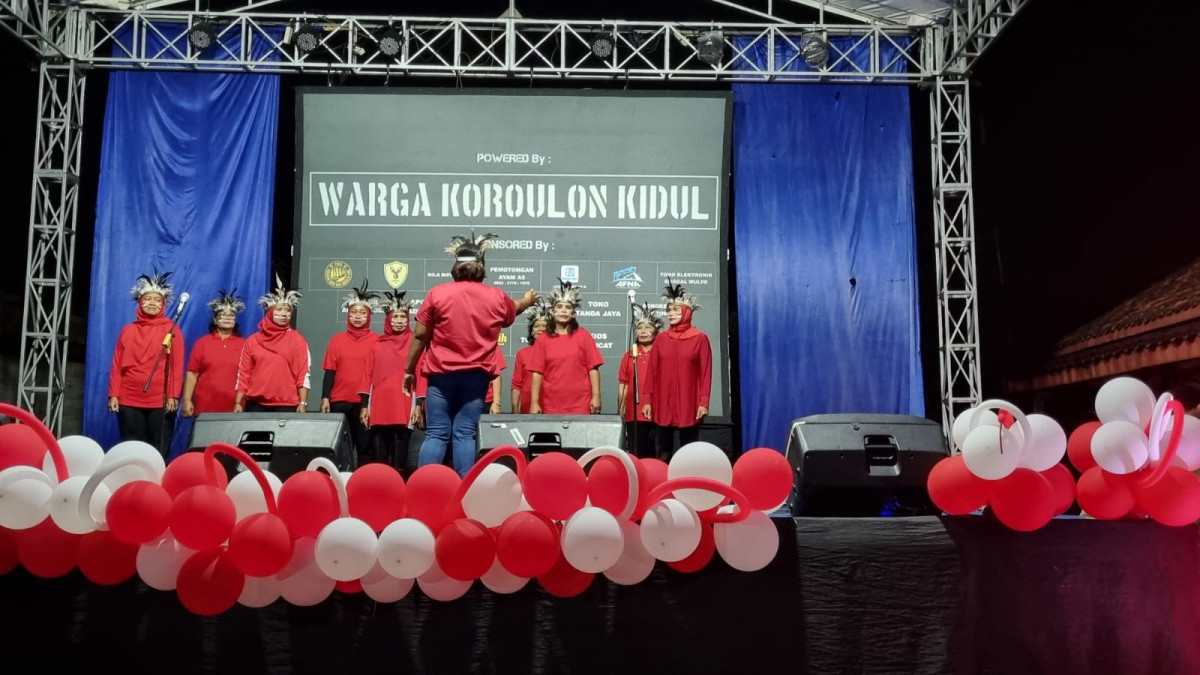 Ibu- Ibu PKK Koroulon Kidul Menyanyikan Lagu Mars Pemuda Koroulon Kidul dalam Rangka Peringatan HAri Kemerdekaan Indonesia