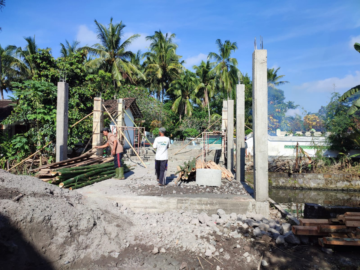 Gotong royong di makam Rogobangsan pembuatan joglo makam