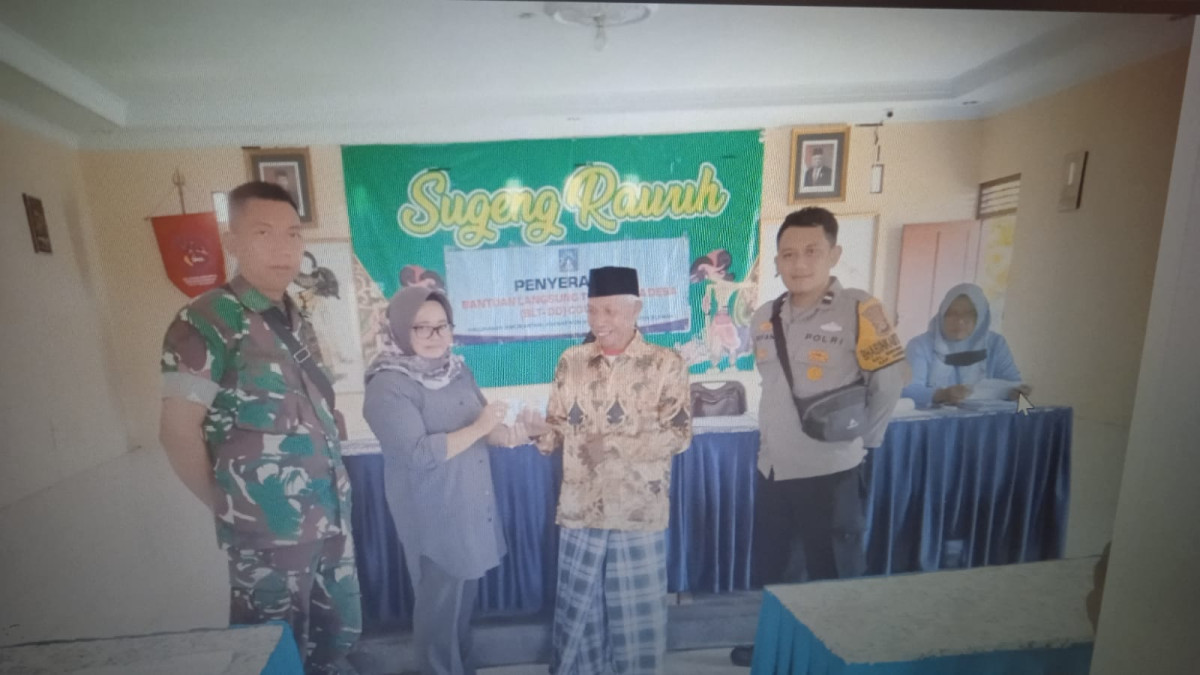 Pemberian Bantuan Untuk Lansia Dusun Koroulon Kidul Oleh Lurah Bimomartani