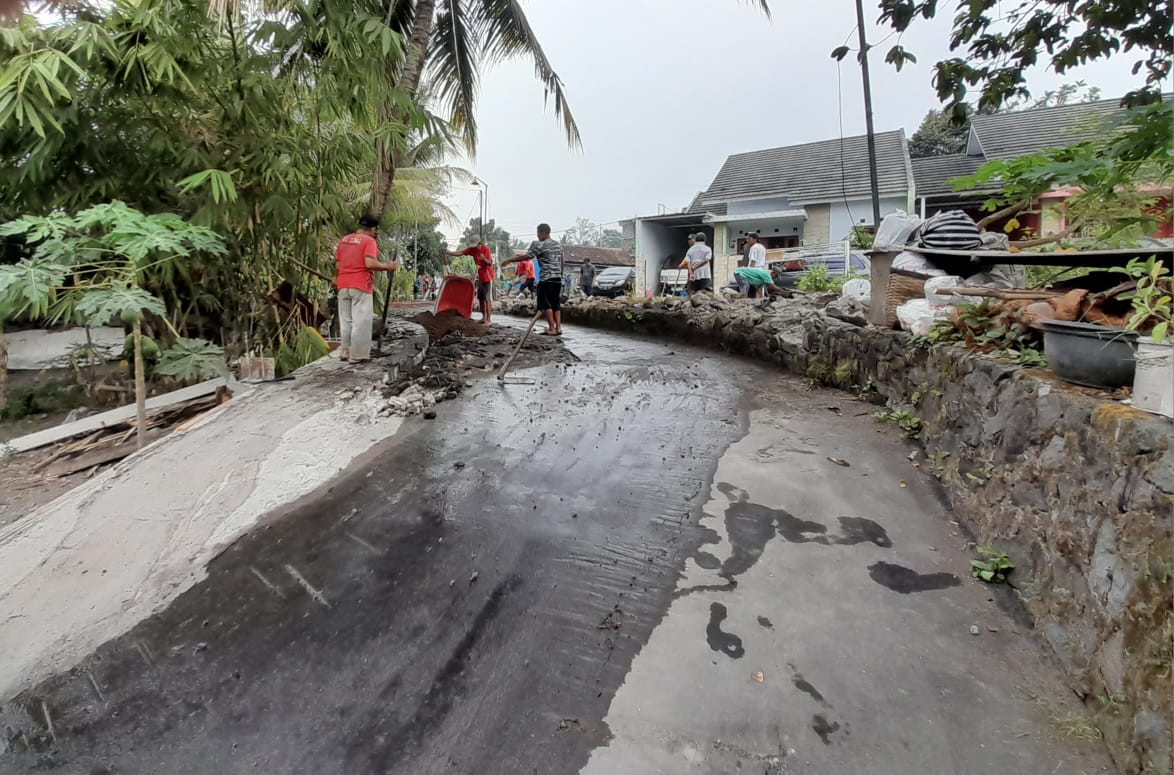 Gotong royong warga dusun Kalibulus