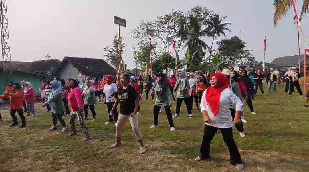 Warga dusun Kalibulus mengikuti senam masal