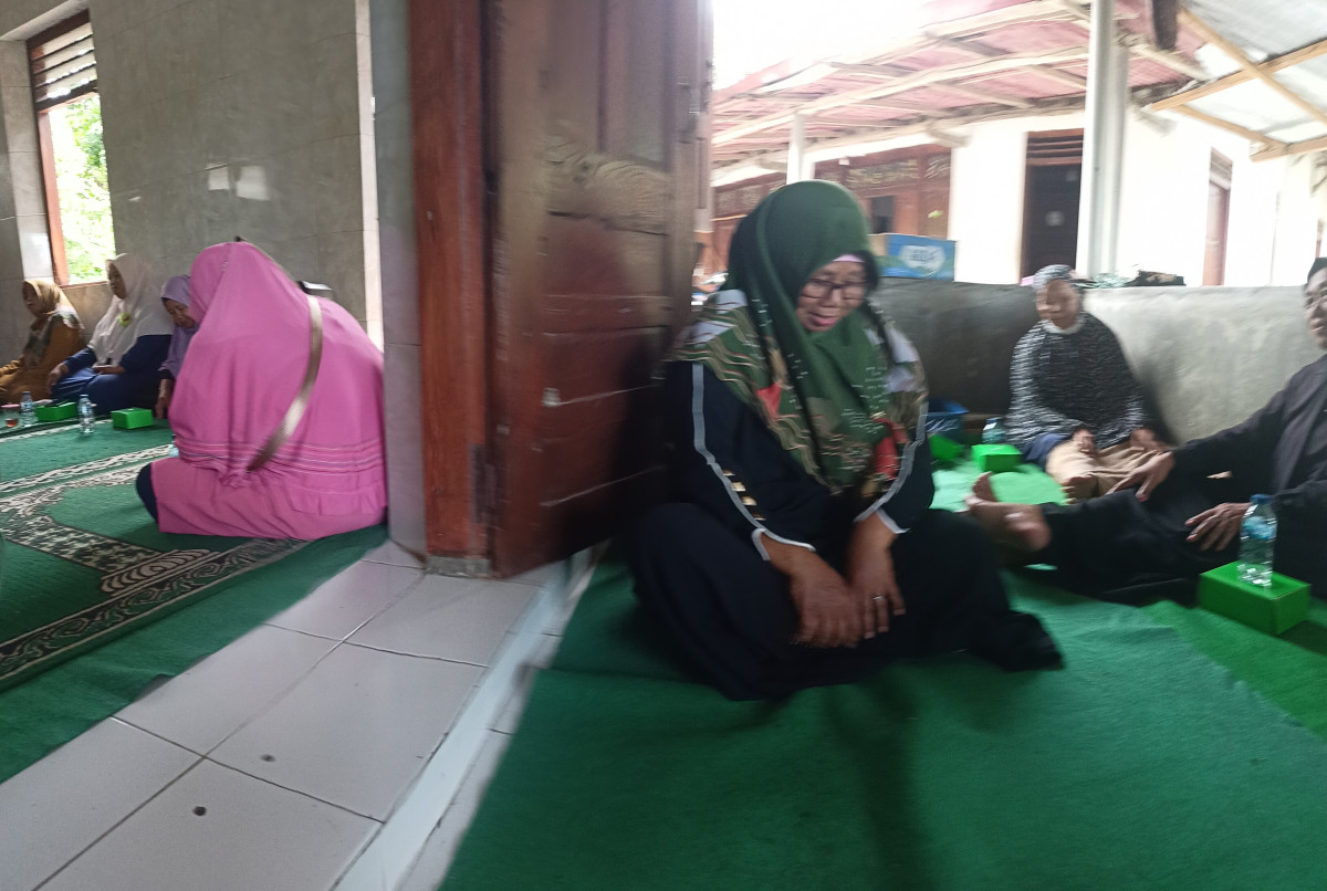 Kelompok Pengajian Rutin di Mushola Padukuhan Macanan